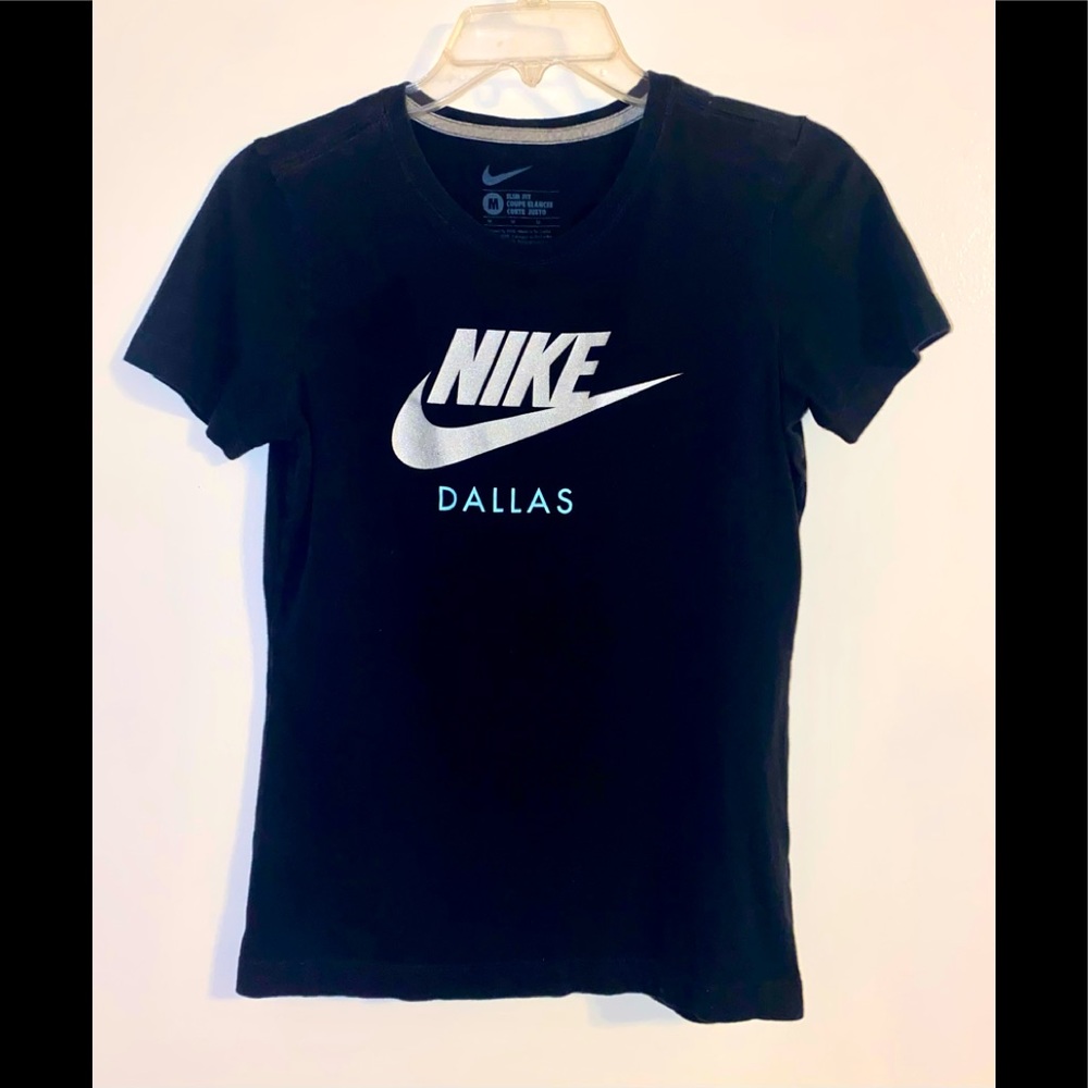 Nike Dallas women’s slim fit black tee in silver & light blue - M
